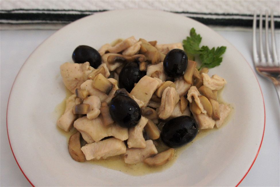 Bocconcini di pollo con funghi e olive nere