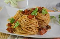 Spaghetti al sugo di alici, vongole e peperoni