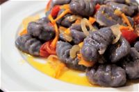 Gnocchi di patate viola con verdure caramellate al timo