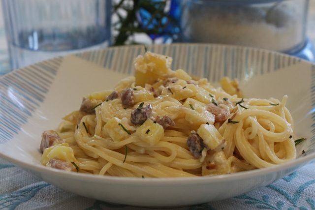 Spaghetti con patate, rosmarino e pancetta