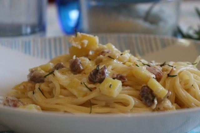Spaghetti con patate, rosmarino e pancetta