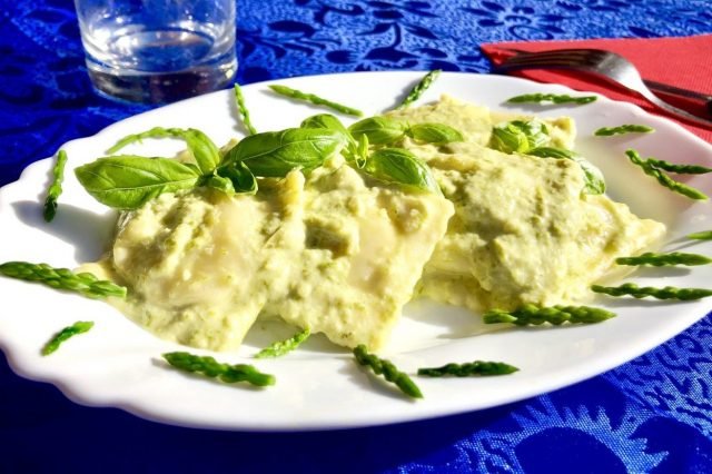 Ravioli di ricotta e spinaci con crema di asparagi