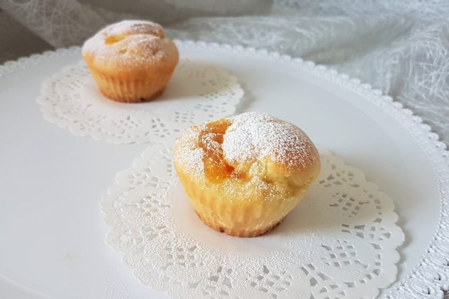 Muffin senza burro con mandorle, nocciole e marmellata di arance