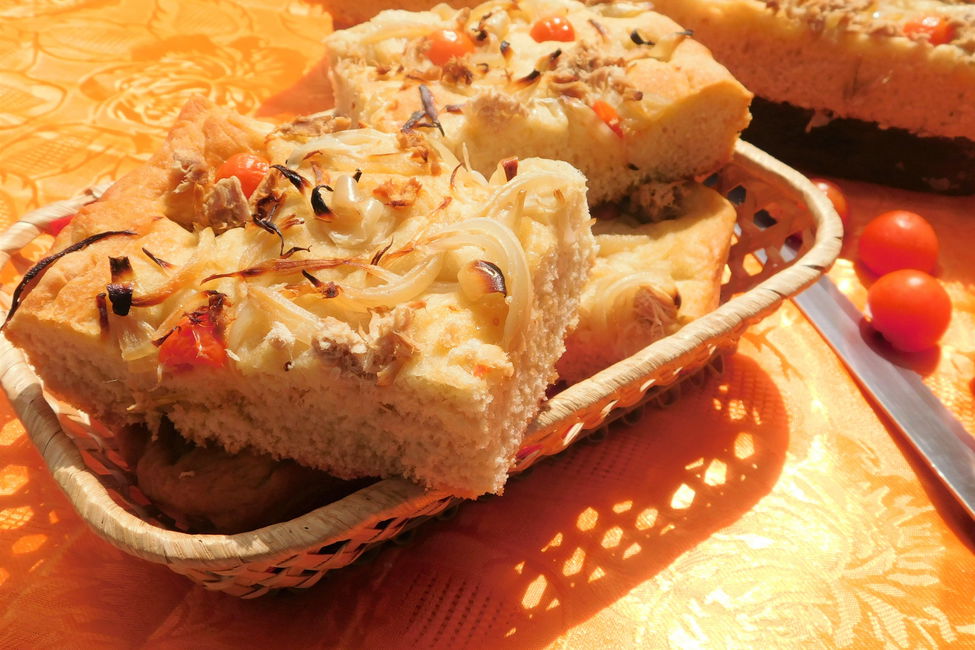 Focaccia di patate con cipolla, pomodorini e tonno