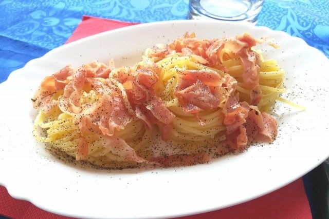 Spaghetti aglio, mortadella e pepe