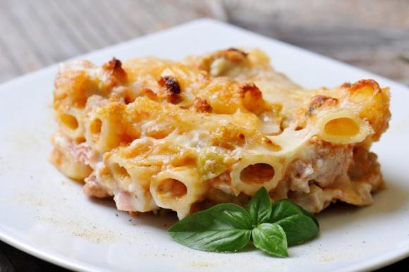 Pasta al forno con melanzane, besciamella e prosciutto ...