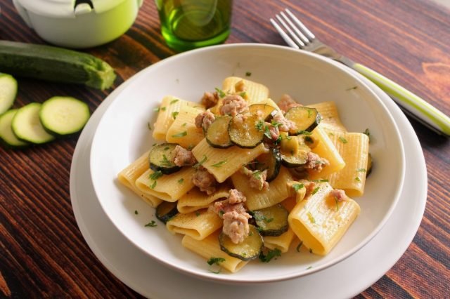 Rigatoni con salsiccia, zucchine e olive verdi
