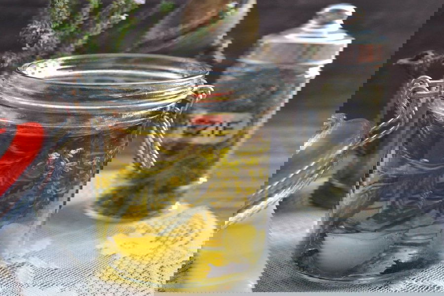 Olio aromatizzato alle spezie ed erbe aromatiche