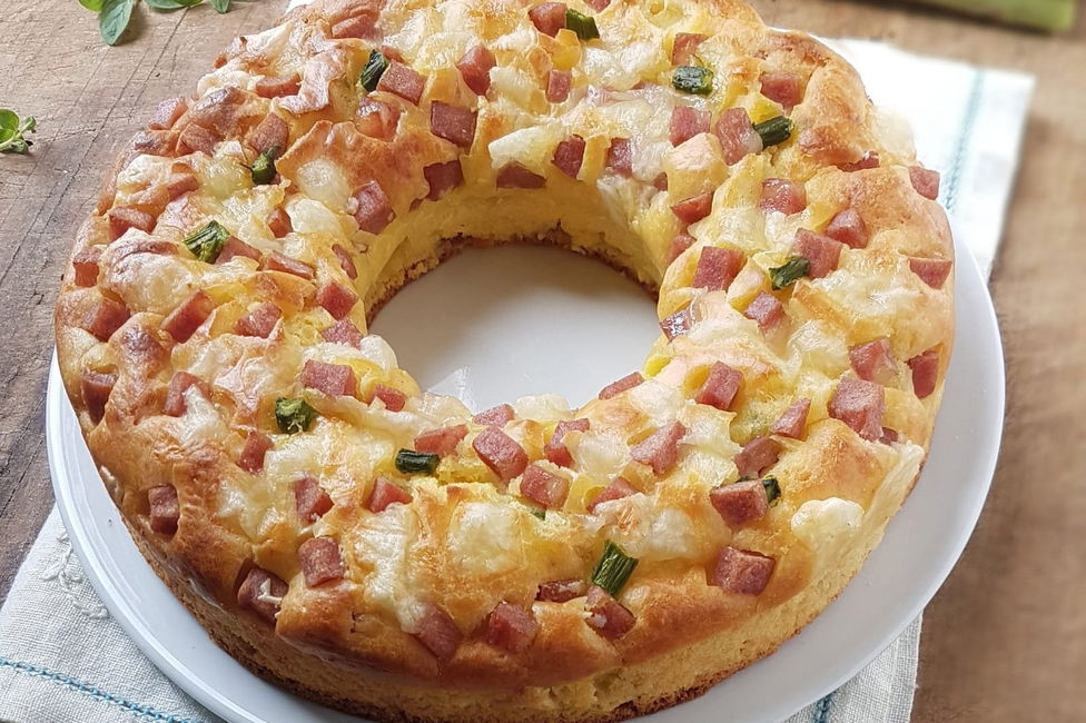 Ciambella salata con ricotta, asparagi e prosciutto cotto