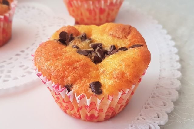 Muffin soffici con pesche, amaretti e cioccolato fondente