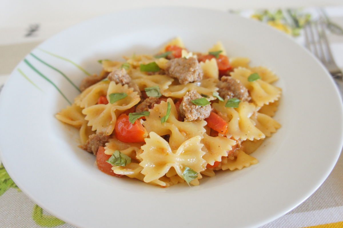 Farfalle Con Pomodorini Al Basilico E Salsiccia - Fidelity Cucina