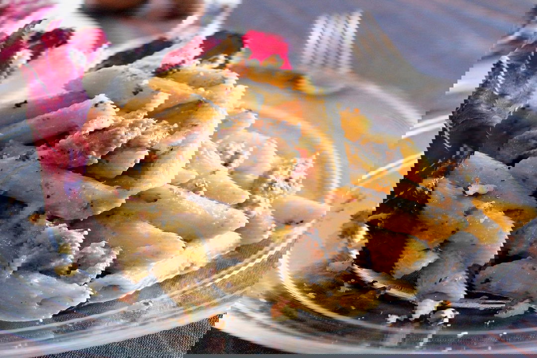 Penne rigate con crema di radicchio e salsiccia