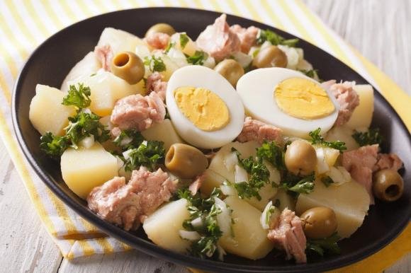 Insalata di patate con tonno e uova