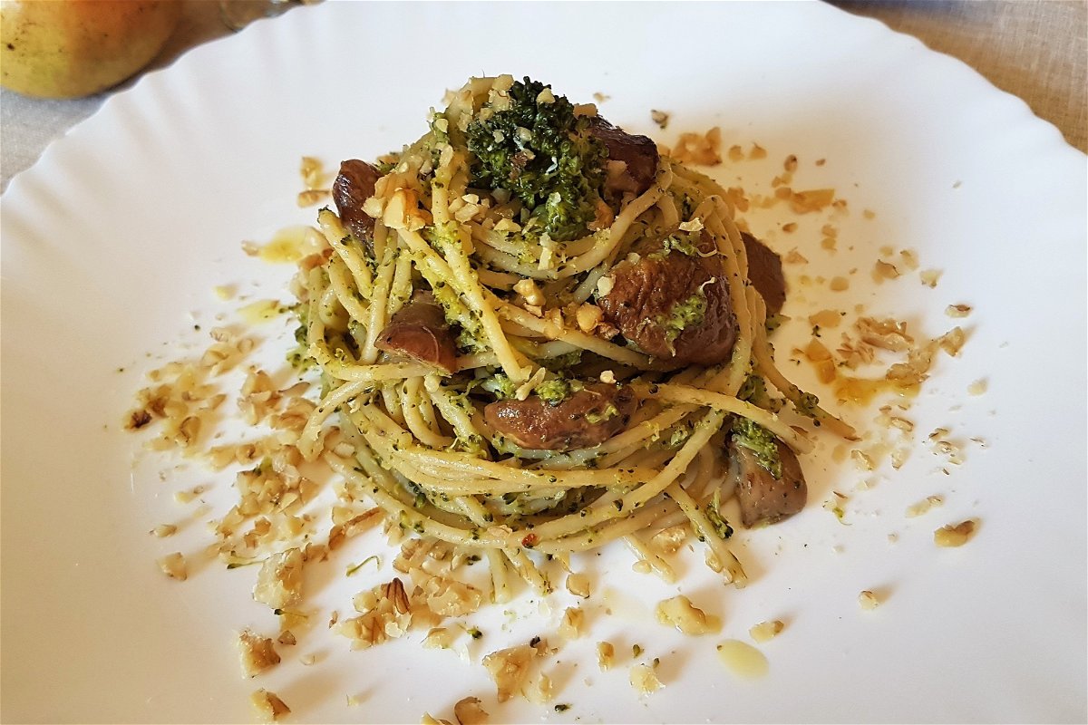 Spaghetti con broccoli, funghi porcini e noci