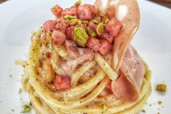 Spaghetti con crema al parmigiano, mortadella e pistacchio