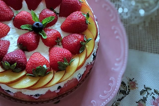 Cheesecake con gelatina di fragole, mascarpone e frutta fresca