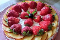 Cheesecake con gelatina di fragole, mascarpone e frutta fresca