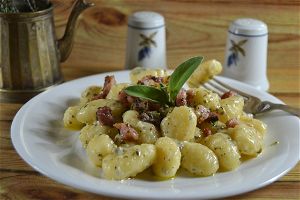 Gnocchi con gorgonzola al mascarpone e pancetta affumicata
