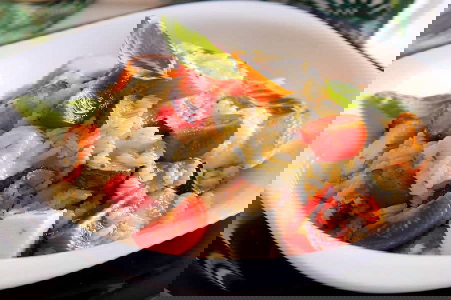 Insalata di riso con zucchine, surimi, mozzarella e pomodorini