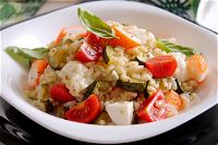 Insalata di riso con zucchine, surimi, mozzarella e pomodorini
