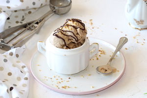 Gelato alla nocciola con gelatiera