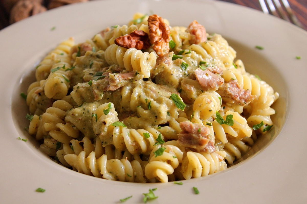 Fusilli con crema di zucchine, tonno e noci - Fidelity Cucina