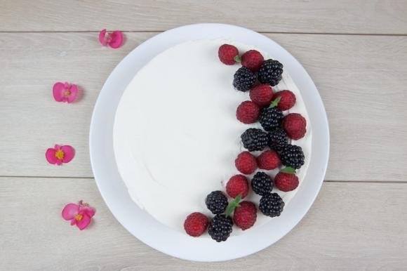 Torta fredda allo yogurt senza gelatina con frutti di bosco