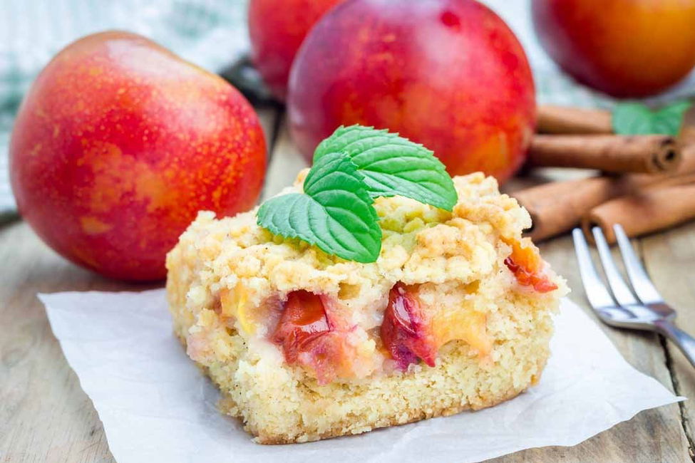 Sbriciolata alla crema e pesche