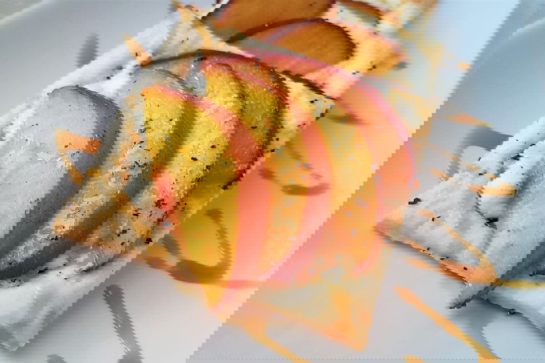 Sfogliatine con pesche, robiola e miele