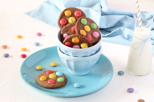 Biscotti al cacao con smarties