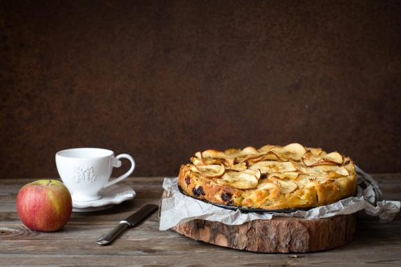 Torta di pane, mele e uvetta
