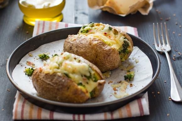 Jacket potatoes piccanti con pecorino e broccoli