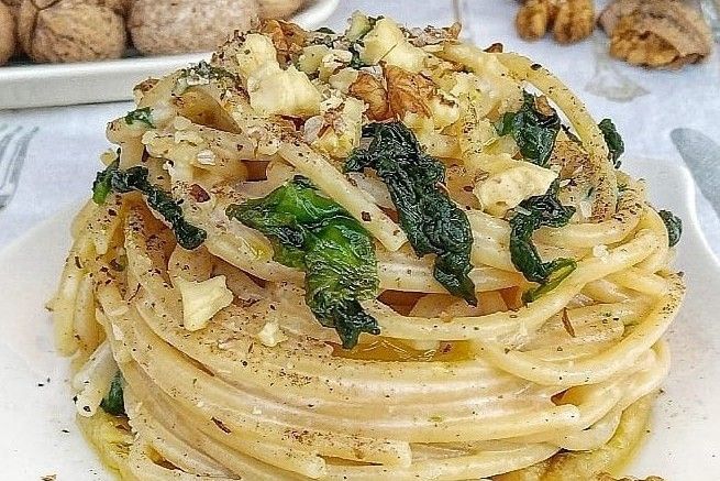Spaghetti quadrati con robiola, spinaci e noci