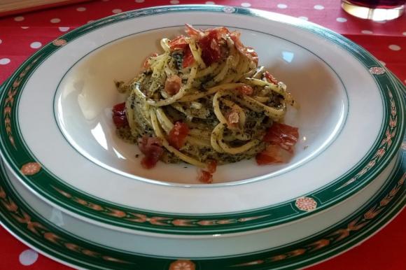 Spaghetti con salsa di spinaci e bocconcini di prosciutto crudo