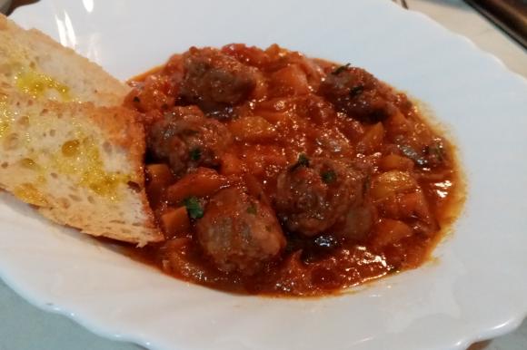 Salsicce con trito di peperoni e carote