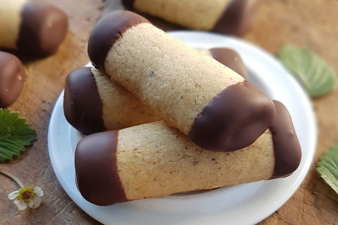 Biscotti di frolla alle nocciole con punte di cioccolato