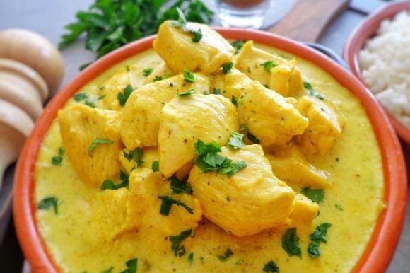 Bocconcini di pollo al curry e panna