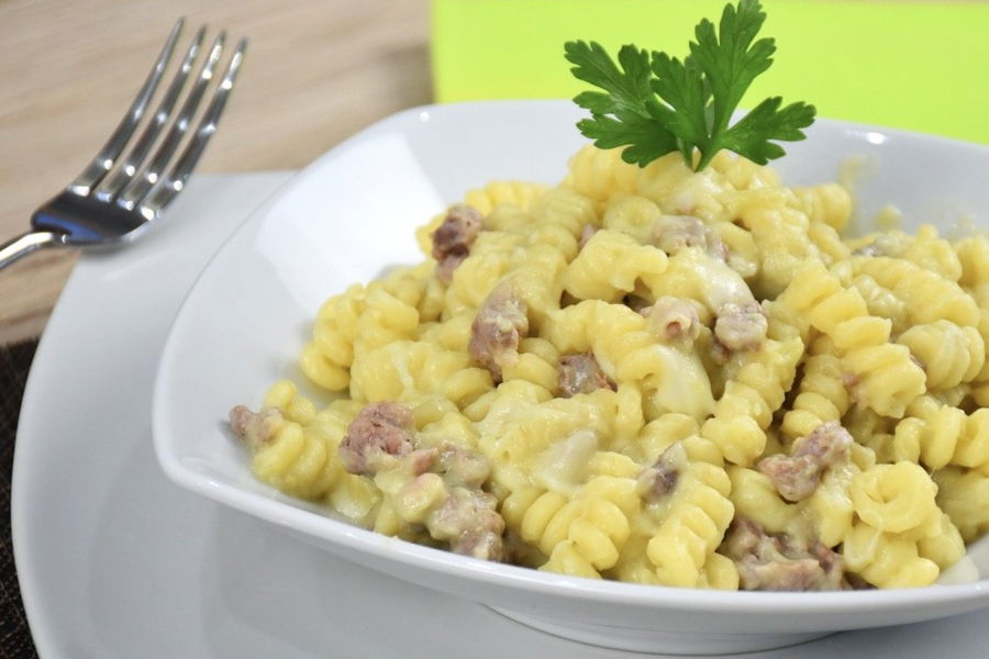 Pasta con crema di broccoli, salsiccia e provola