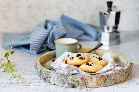 Biscotti con farina di riso, cioccolato bianco e frutti rossi