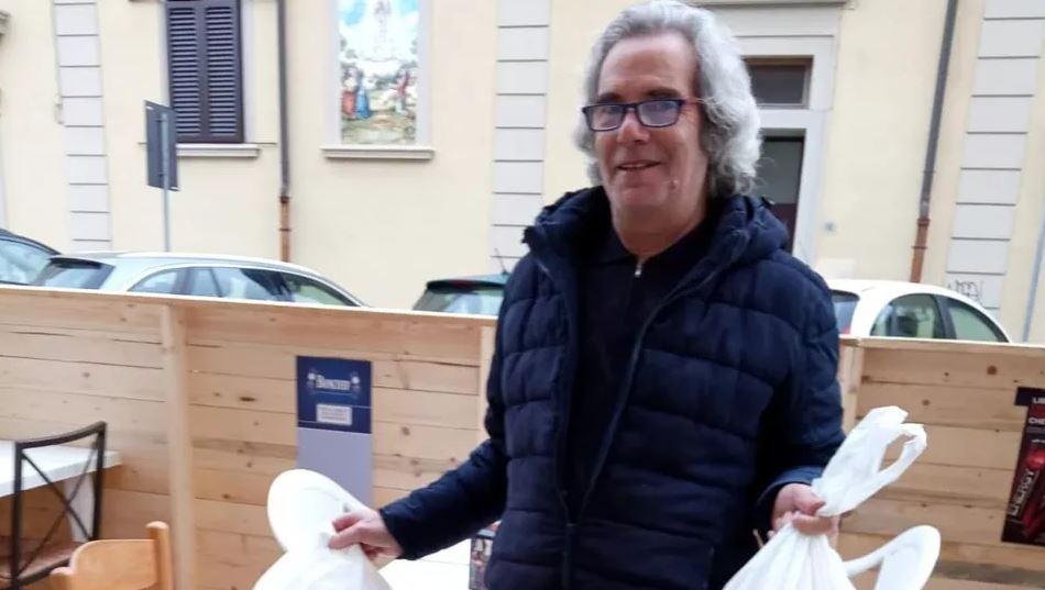 Ristoratore regala ogni sera il cibo avanzato: “Gettarlo è uno spreco!”