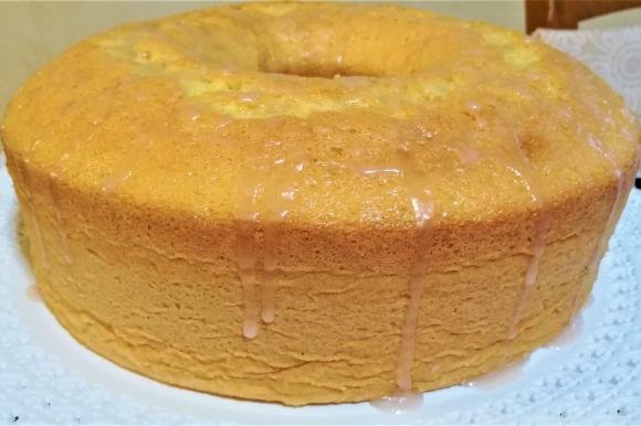 Chiffon cake al limone con copertura di glassa al limone
