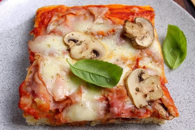 Pizza senza lievitazione con prosciutto cotto e funghi