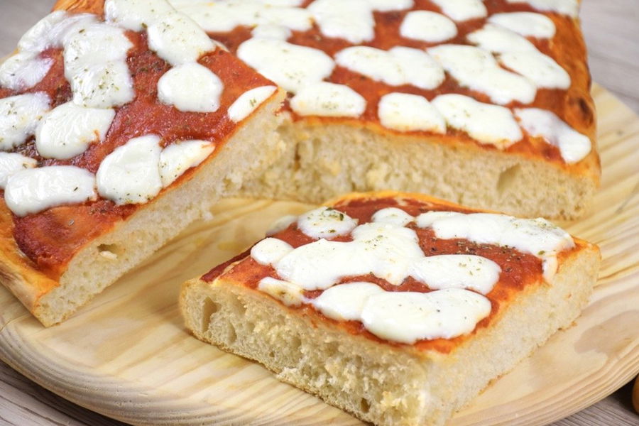 Pizza in teglia alta e soffice