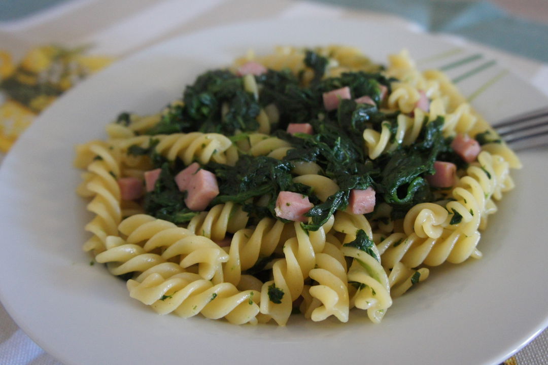 Fusilli con spinaci ripassati e prosciutto cotto
