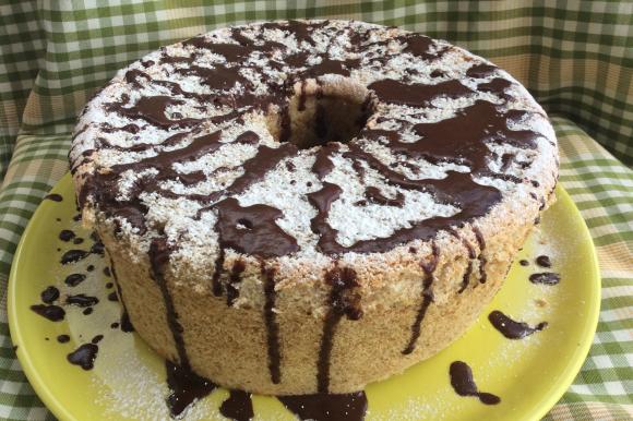 Chiffon cake con mandorle e ganache al cioccolato