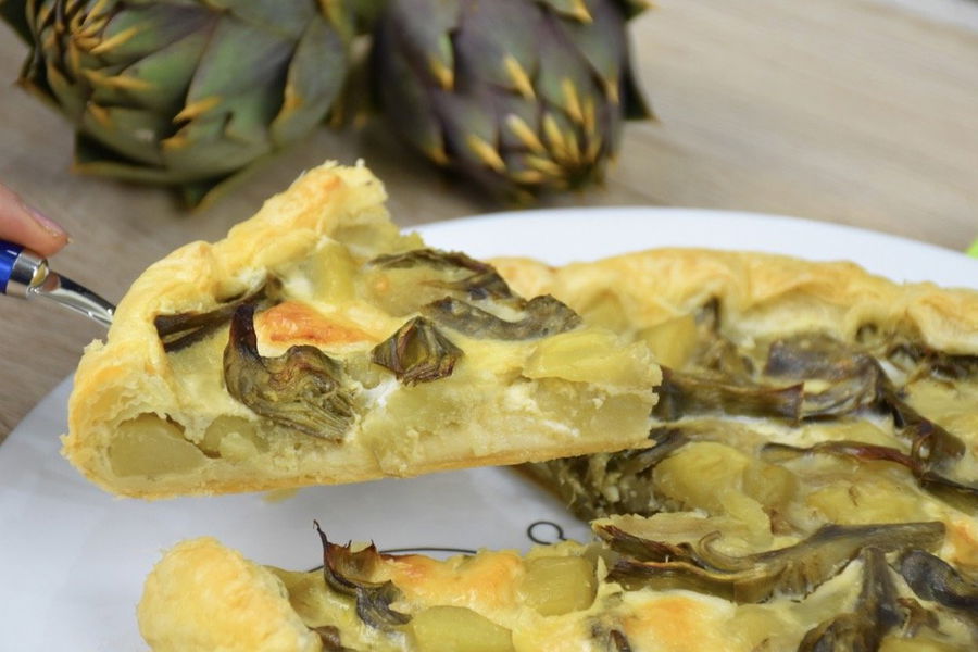 Torta salata con carciofi, patate e provola
