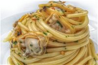 Spaghetti con le vongole risottati con fumetto di spigola