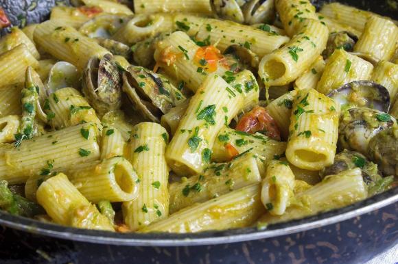 Maccheroni con pomodorini, vongole e crema di asparagi