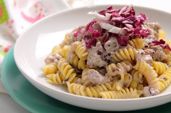 Fusilli con radicchio, salsiccia e Philadelphia