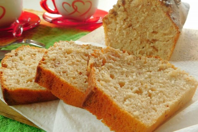 Plumcake con yogurt alle fragole e noci senza burro